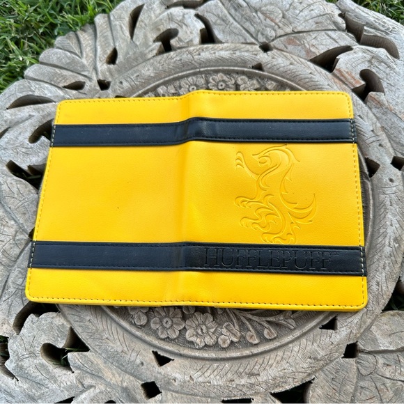 Harry Potter Hufflepuff Yellow & Black Wallet - Picture 7 of 8